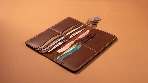 Smoth_jounrey_multipocket_leather_wallet